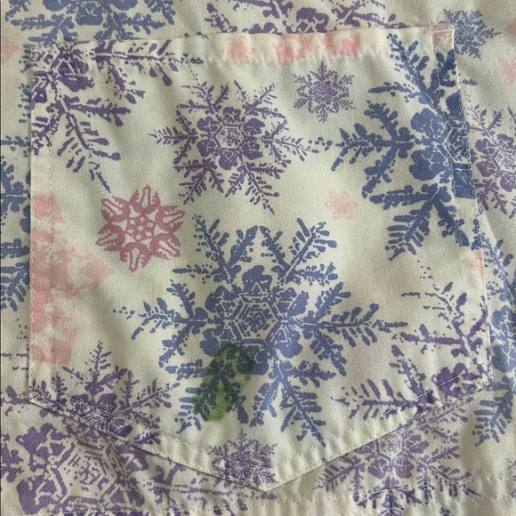 Uniform Advantage Winter Themed  V-Neck Scrub Top PTP 26” - Picture 6 of 6